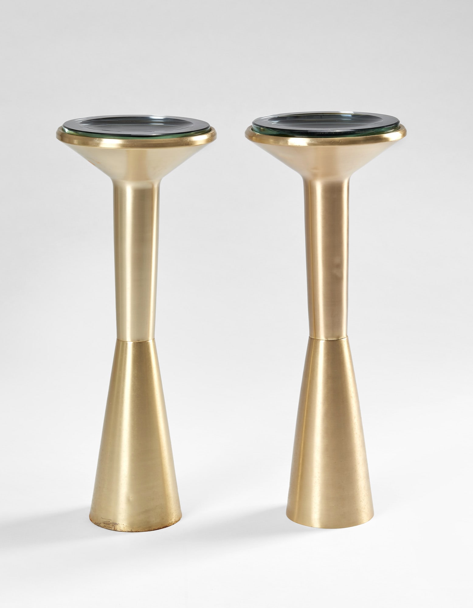 Gianni Moscatelli (1930) Two rare column ashtrays in nickelmatt brass-plated aluminium and ground: Gianni Moscatelli (1930) Two rare column ashtrays in nickelmatt brass-plated aluminium and ground crystal tray. Produced by Formanova, Meda, 1970s. (h 64 cm.) (slight defects) Literature Catalogo Form