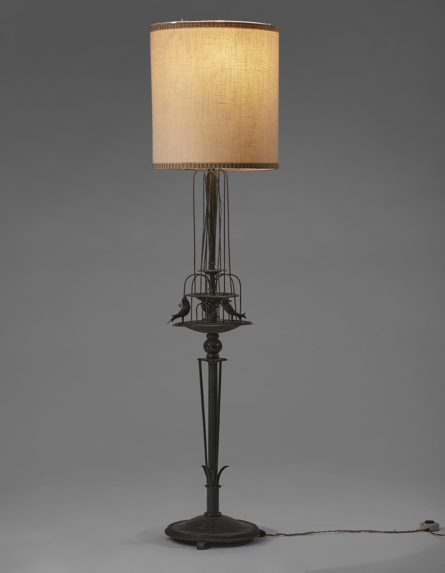 Carlo Rizzarda (Feltre 1883 - 1931) Green patinated forged iron floor lamp in the shape of a: Carlo Rizzarda (Feltre 1883 - 1931) Green patinated forged iron floor lamp in the shape of a fountain decorated with three birds. Milan, 1920ca. (h 180 cm.) (defects) IT Lampada da terra in ferro forg