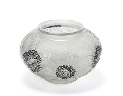 René Lalique (Ay 1860 - Parigi 1945) Mold-blown glass vase patinated blue and enameled black with: René Lalique (Ay 1860 - Parigi 1945) Mold-blown glass vase patinated blue and enameled black with flower decoration model "Dahlias". France, disegno del 1923, realizzazione ante 1947. Signed in cursi