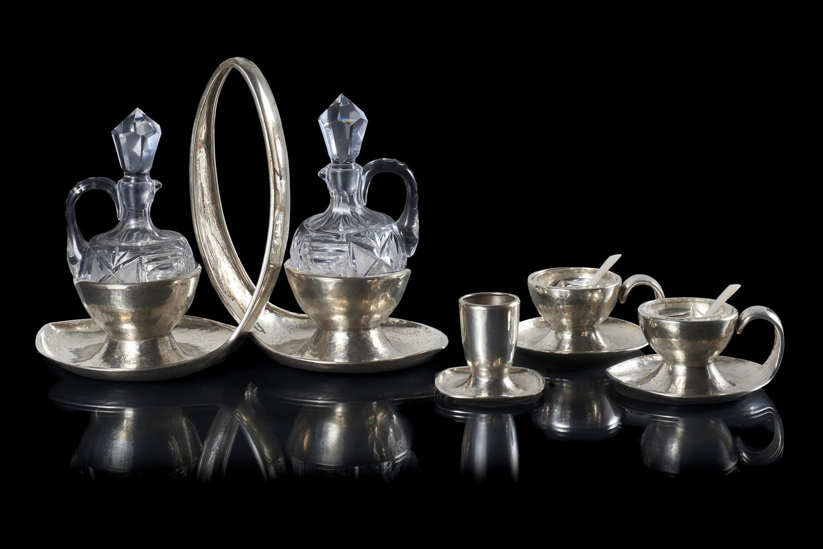 Finzi Tableware for oil, vinegar, salt, pepper and toothpick holder. Milan, 1940s/1950s. Hammered: Finzi Tableware for oil, vinegar, salt, pepper and toothpick holder. Milan, 1940s/1950s. Hammered silver, title 800, crystal flasks and mother-of-pearl spoons. Signed and titled under the base. (h max
