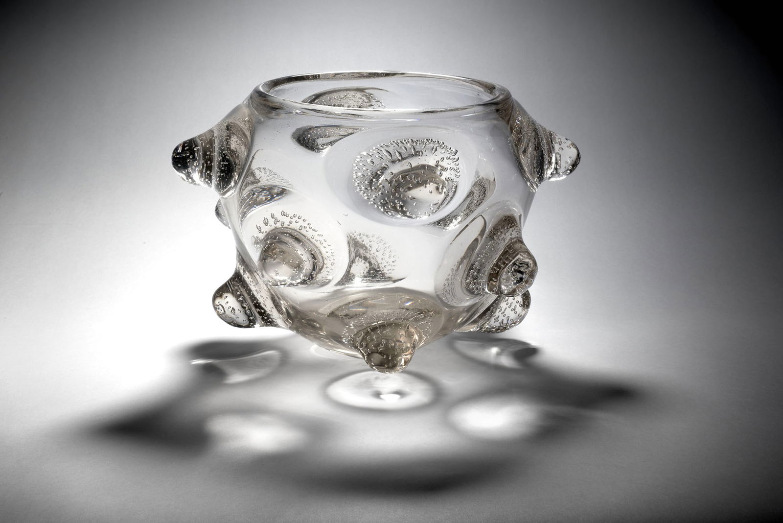 Ercole Barovier (Murano 1889 - Venezia 1974) Large spherical vase of the series "Mugnoni". Execution (1 of 4)