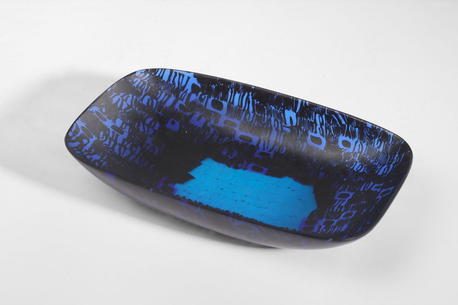 Paolo Venini (Milano 1895 - Venezia 1959) Rare centrepiece plate model "4881 del Catalogo Blu".: Paolo Venini (Milano 1895 - Venezia 1959) Rare centrepiece plate model "4881 del Catalogo Blu". Execution by Venini, Murano, 1957ca. Black and sapphire "tipo S" murrine glass, with a rectangular centr