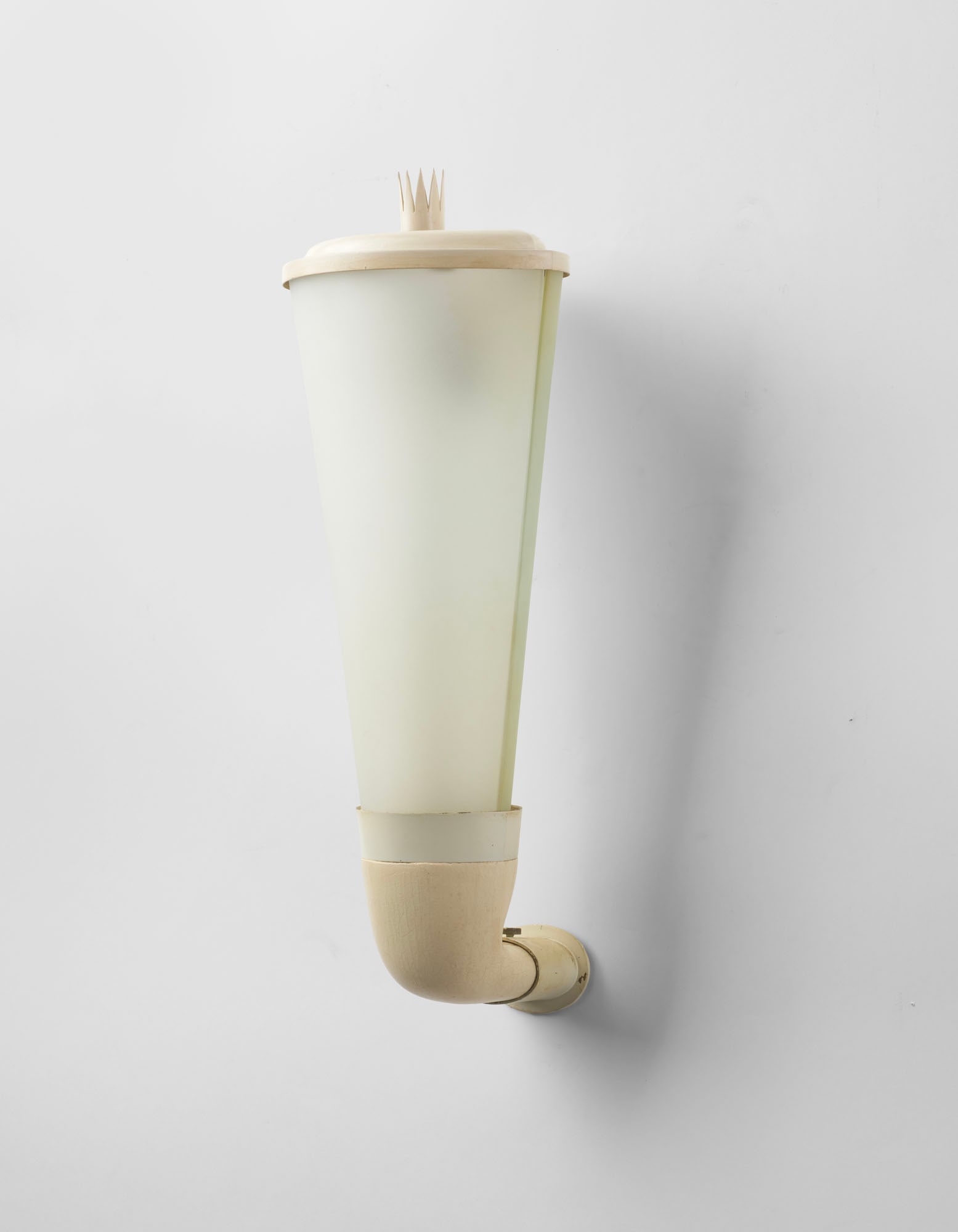 Gio Ponti (Milano 1891 - 1979) Wall lamp in wood, white painted metal and brass with frosted and (1 of 2)