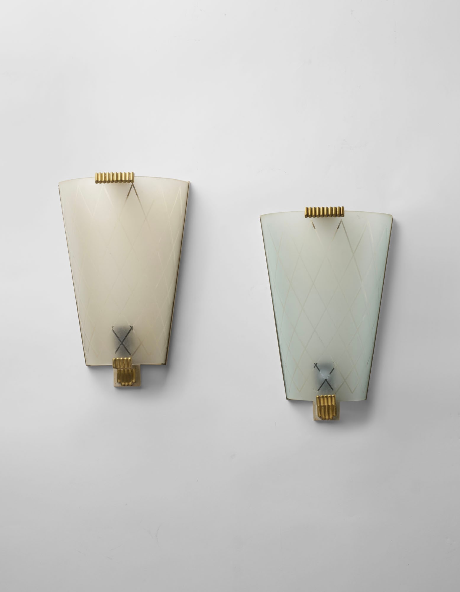 Pietro Chiesa (Milano 1892 - Parigi 1948) (Attributed) Pair of wall lamps in white painted wood and (1 of 5)