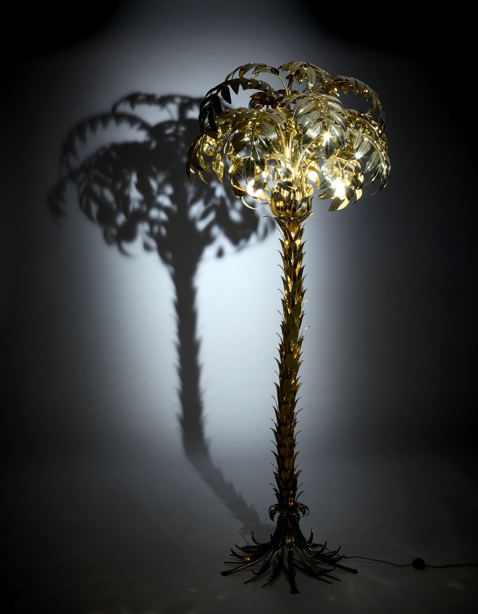 Hans Kogl Palm-shaped floor lamp in gilded brass. Germany/Italy, 1979ca. (h 220 cm.) (defects) IT: Hans Kogl Palm-shaped floor lamp in gilded brass. Germany/Italy, 1979ca. (h 220 cm.) (defects) IT Lampada da terra in ottone dorato a forma di palmetta. Germania/Italia, 1979ca. (h cm 220) (difetti)