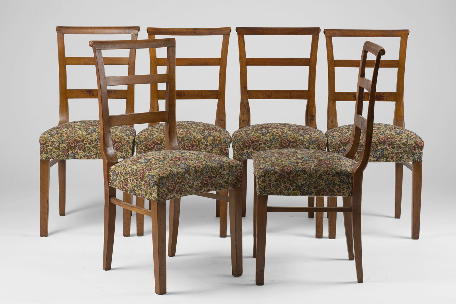 Six Novecento wooden chairs with padded seats upholstered in floral fabric. Italy, 1930s. (defects: Six Novecento wooden chairs with padded seats upholstered in floral fabric. Italy, 1930s. (defects and restorations) Provenance Private collection, Milan IT Sei sedie Novecento in legno con seduta imb