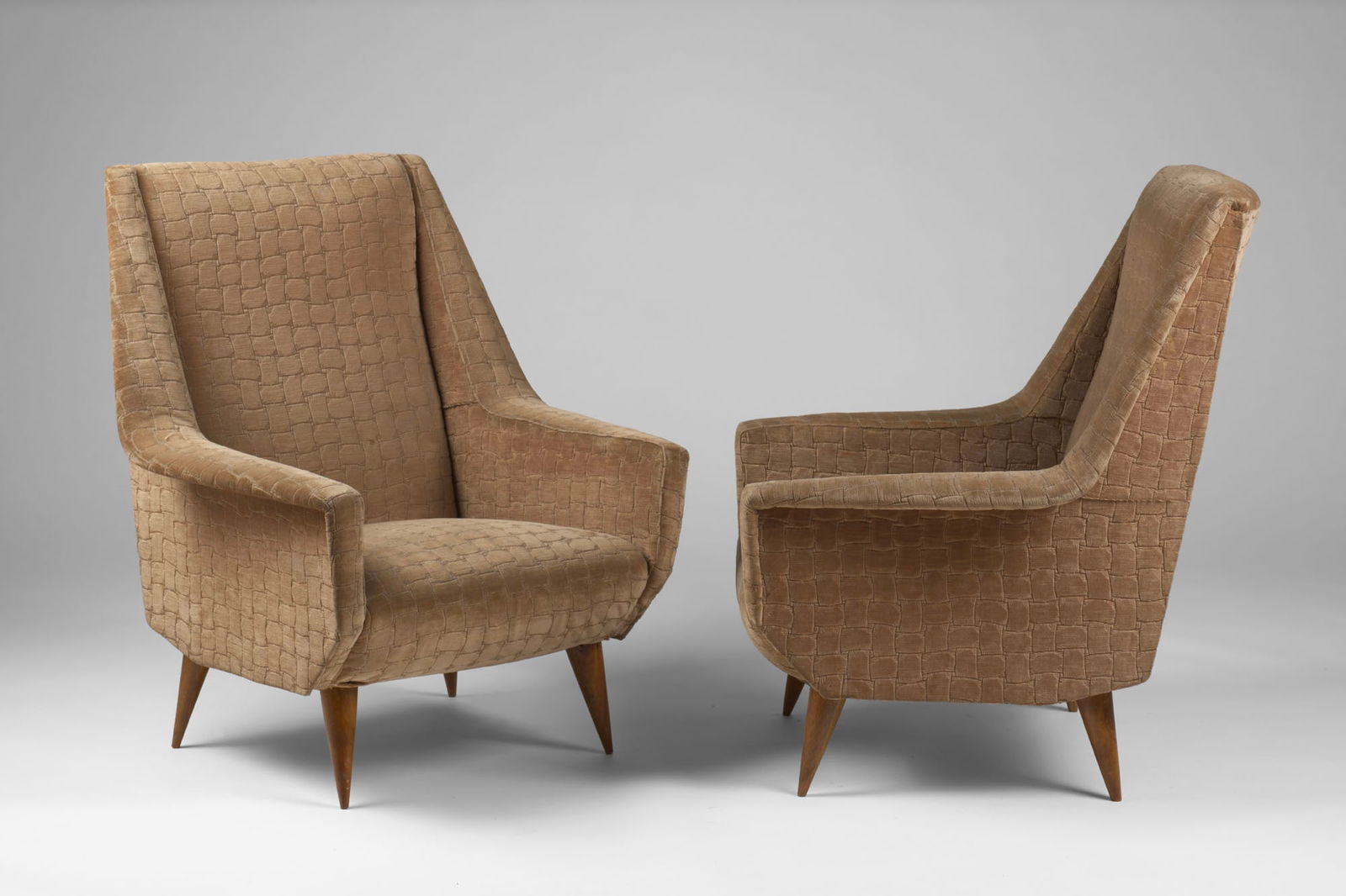 Pair of armchairs with wooden frames, upholstered in brown velvet. Italy, 1950s. (83x93x73 cm.) (1 of 1)