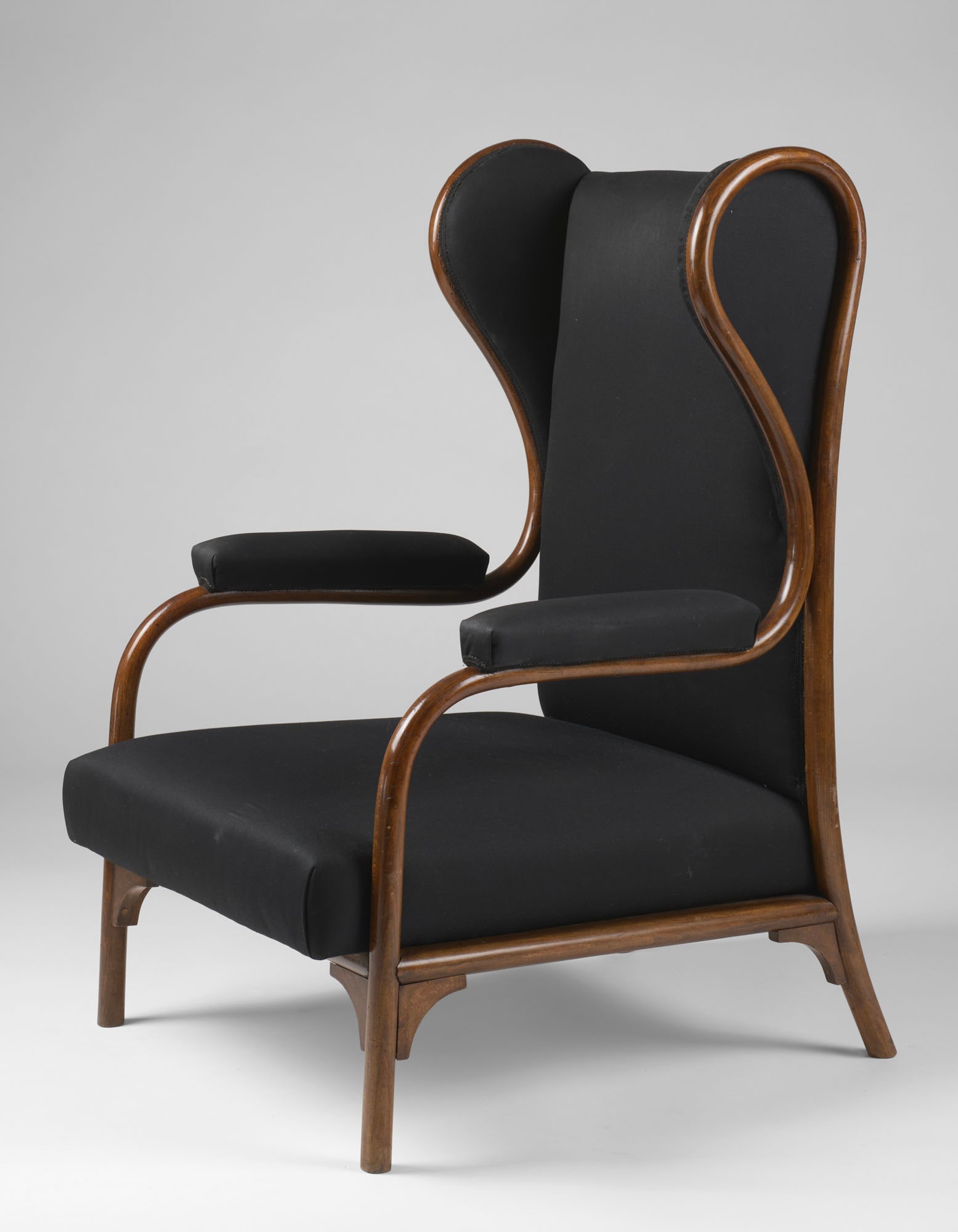 Thonet Bergère armchair in steam-bent beech, upholstered in black fabric. Austria, first half 20th: Thonet Bergère armchair in steam-bent beech, upholstered in black fabric. Austria, first half 20th century. Labelled. (72x112x88 cm.) (defects and restorations) IT Poltrona bergère in faggio curvato