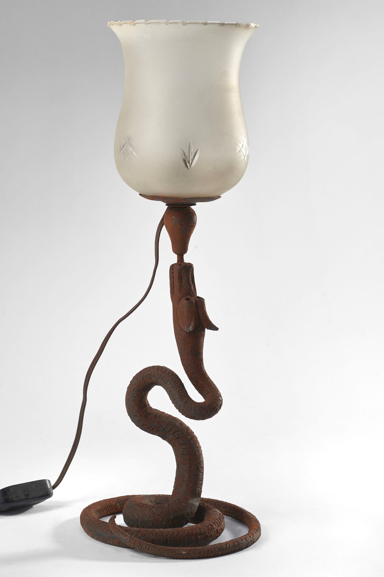 Alessandro Mazzucotelli (Lodi 1865 - Milano 1938) Wrought iron table lamp forged in the shape of a (1 of 1)
