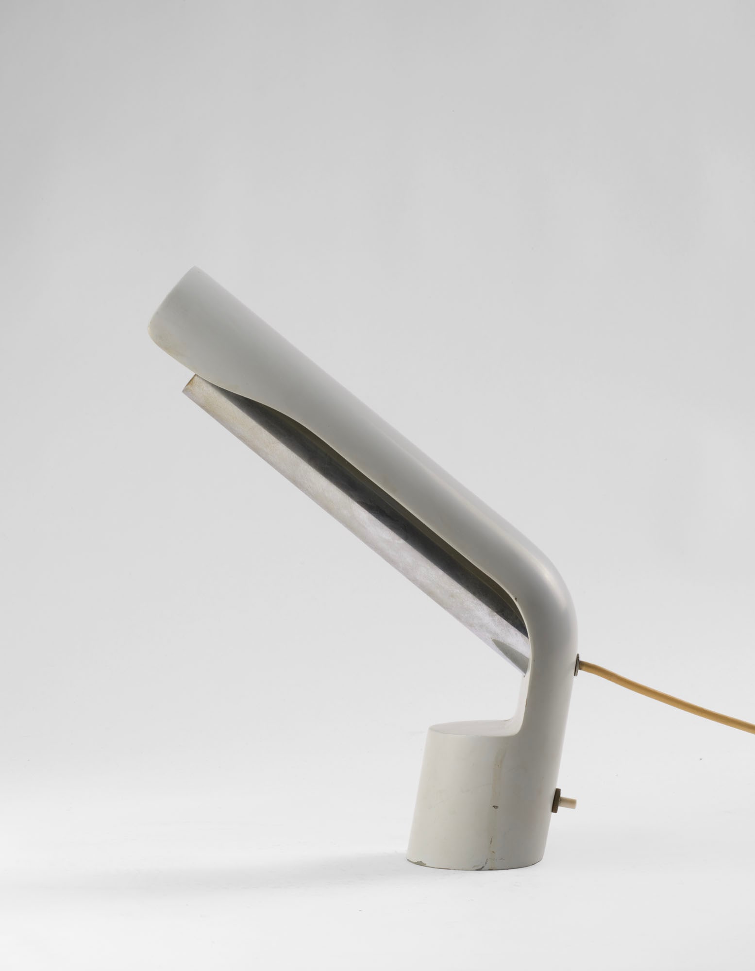 Richard Carruthers Table lamp model "Pugno". Produced by Fontana Arte, Milan, 1970s. Grey enamelled (1 of 1)
