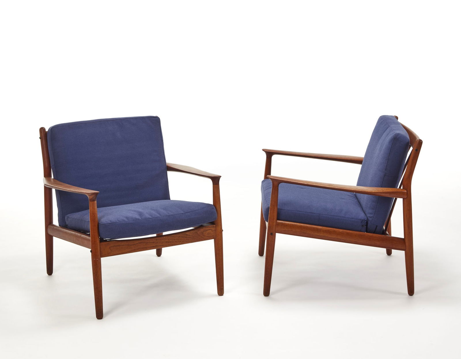 Svend Age Eriksen: Svend Age Eriksen Pair of armchairs model "GM5". Produced by Glostrup, Denmark, 1960s. Wooden frame, cushions padded and covered in blue fabric. Labelled. (72x71x65 cm.) (slight defects) IT Coppia di