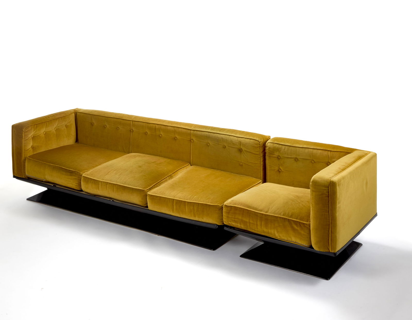 Luigi Pellegrin (Courcelette 1925 - Roma 2001) Set consisting of a three-seater modular sofa and an (1 of 1)
