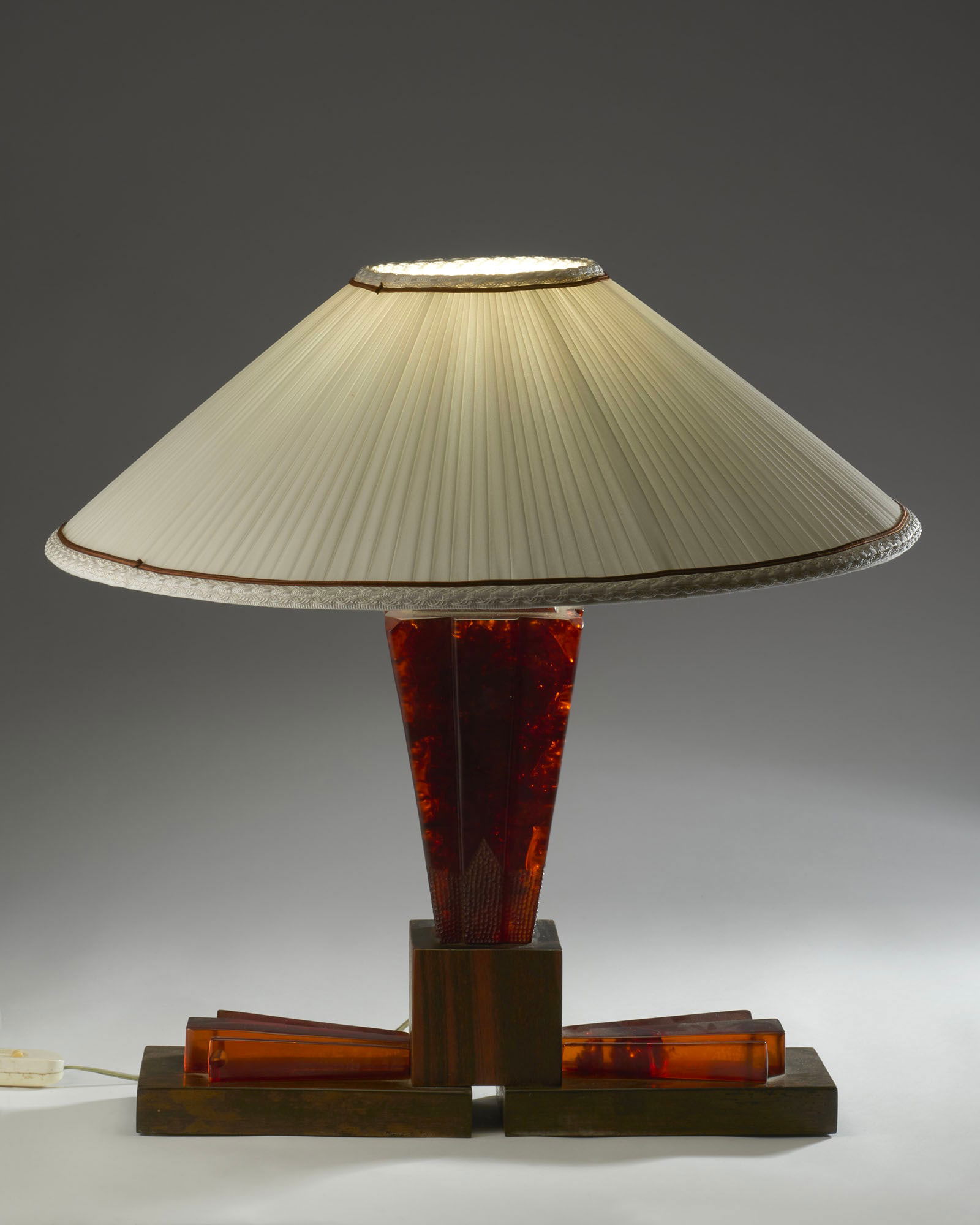 Art Deco table lamp in bakelite and wood. Non-contemporary fabric lampshade. Italy, 1925ca. (h: Art Deco table lamp in bakelite and wood. Non-contemporary fabric lampshade. Italy, 1925ca. (h without lampshade 34 cm) (defects) IT Lampada da tavolo Art Déco in bachelite e legno. Paralume non coev