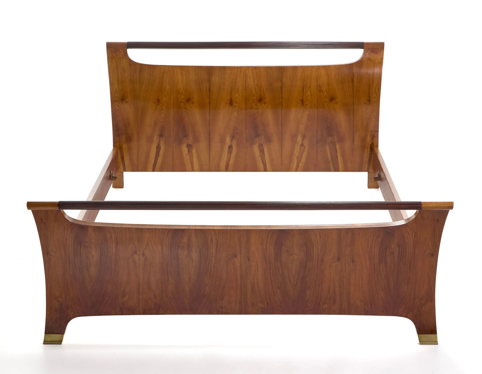 Paolo Buffa (Milano 1903 - 1970) (Attributed) Solid wood and veneered boat-shaped double bed with: Paolo Buffa (Milano 1903 - 1970) (Attributed) Solid wood and veneered boat-shaped double bed with brass caps. Cantu, 1940s/1950s. Complete professional restoration. (186.5x94x225 cm.) IT (Attribuito)