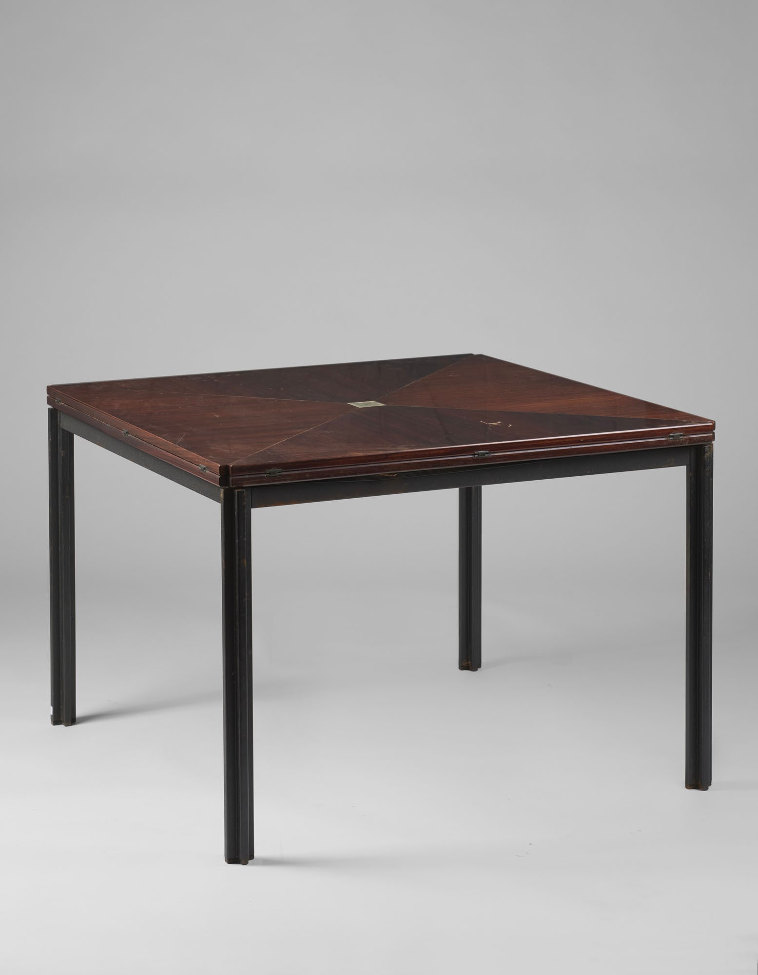 Eugenio Gerli e Mario Cristiani Table with extendable top model "T92". Produced by Tecno, Varedo,: Eugenio Gerli e Mario Cristiani Table with extendable top model "T92". Produced by Tecno, Varedo, disegno del 1960, esemplare degli anni '60/'70. Black painted metal cross legs, edged and veneered woo