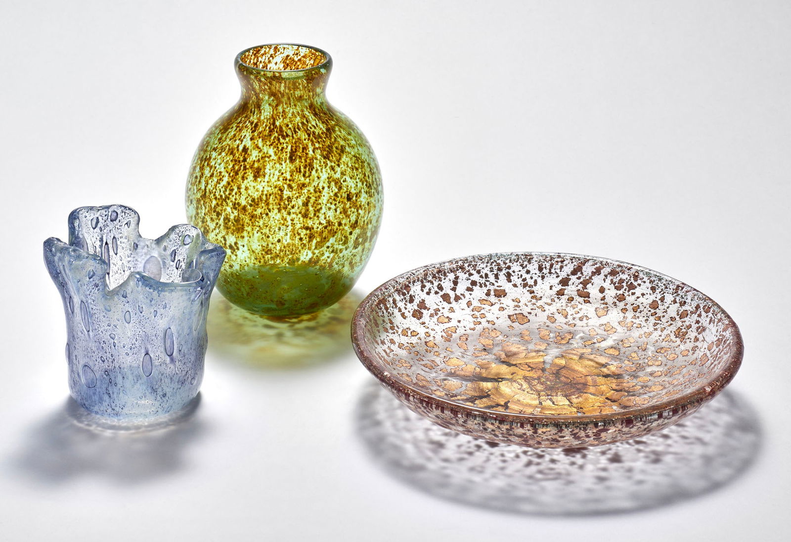 Barovier e Toso Lot consisting of two blown glass vases and a glass plate. Murano, second half 20th (1 of 1)
