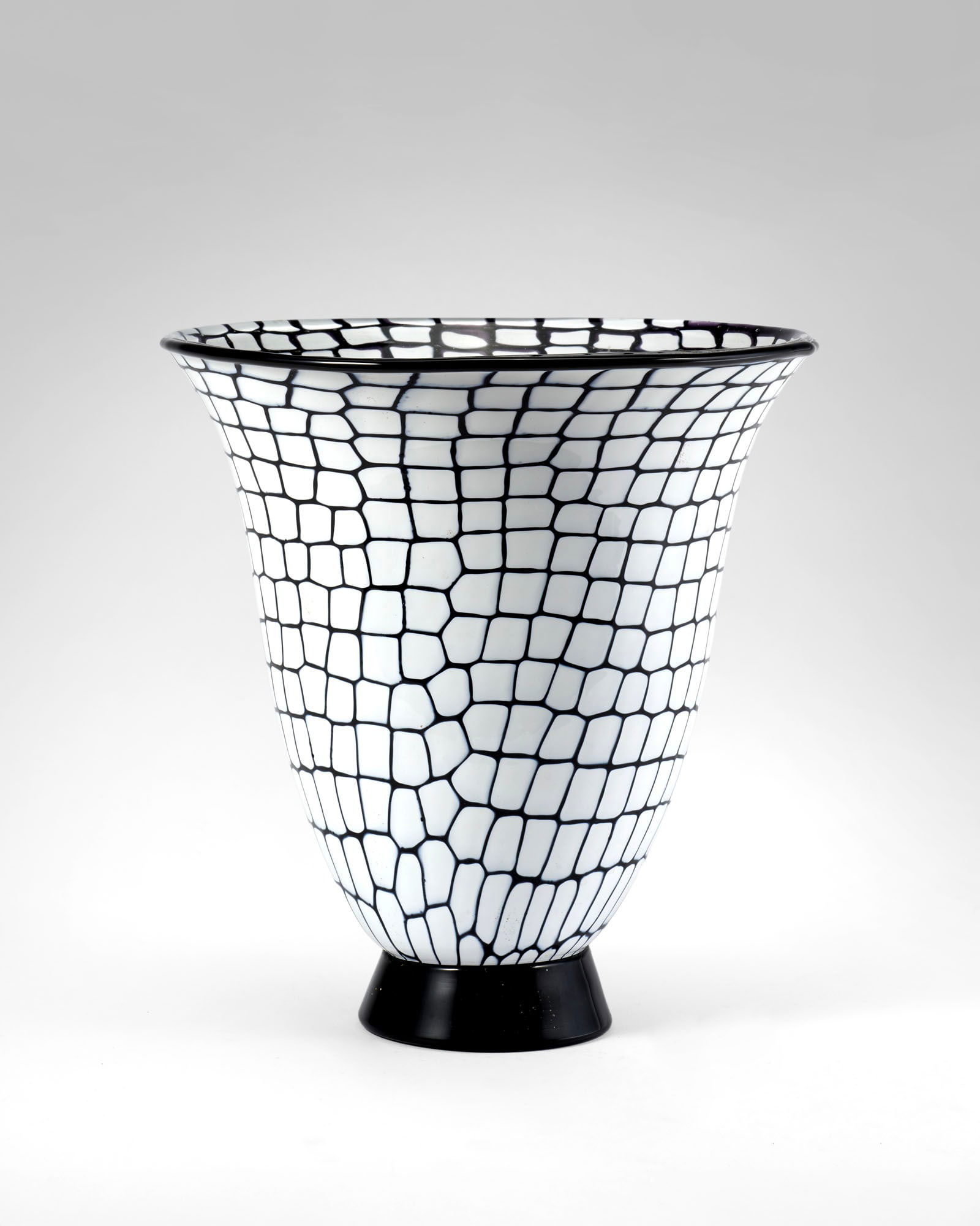 Barovier e Toso Vase of the series "Neomurrino". Murano, 1980s. Blown glass. Engraved signature and (1 of 1)