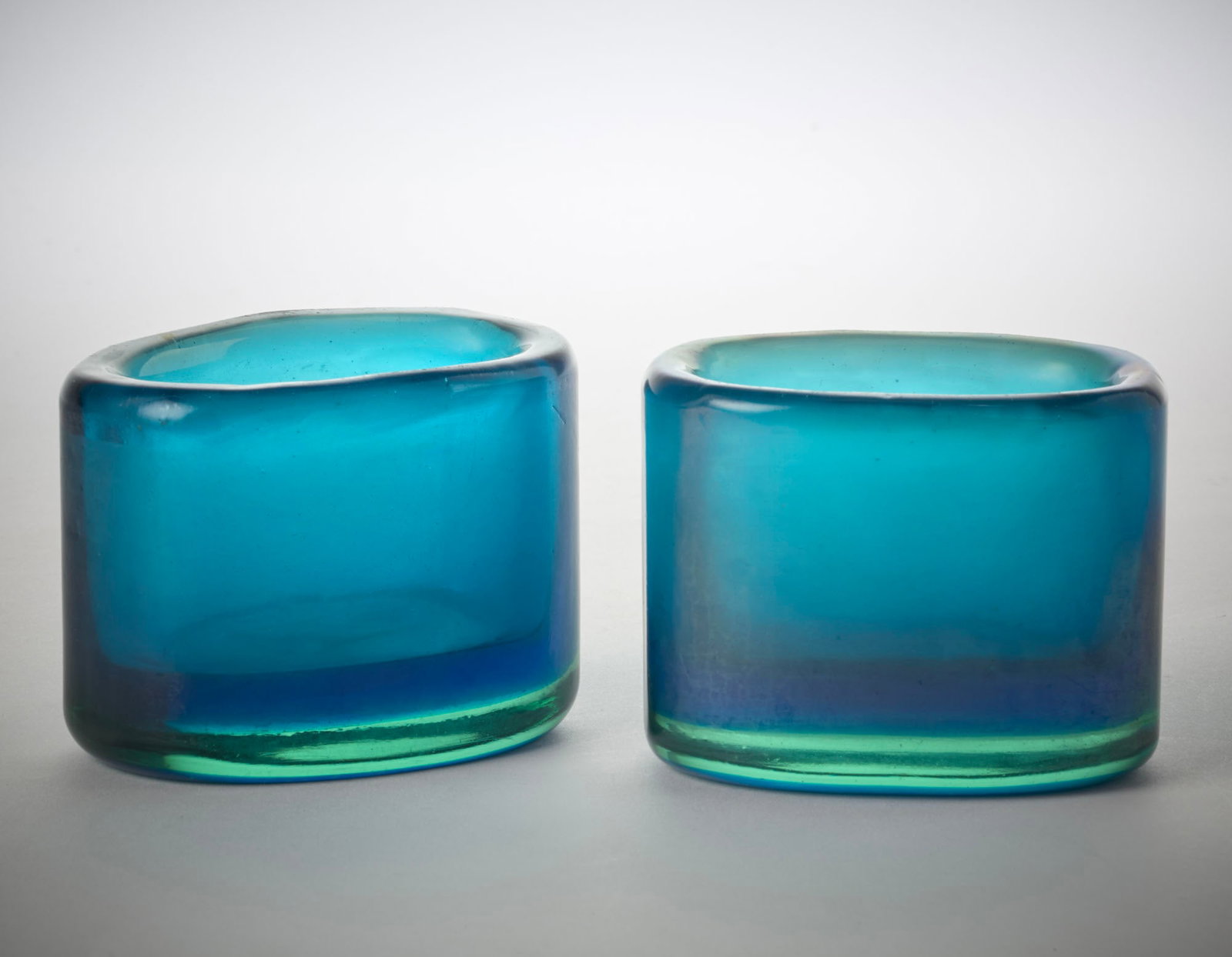 Carlo Scarpa (Venezia 1906 - Sendai 1978) * Set of two bowls of the series "Iridati". Venini,: Carlo Scarpa (Venezia 1906 - Sendai 1978) * Set of two bowls of the series "Iridati". Venini, Murano. Double-layered green and blue blown glass, with a strong iridescent sheen on the outer surface. Et
