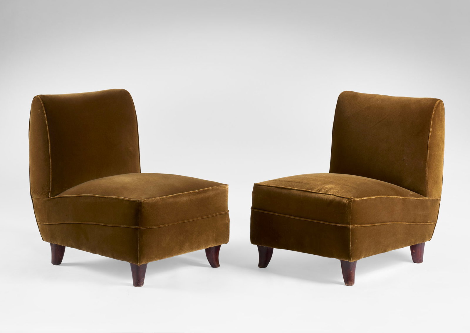 Gio Ponti (Milano 1891 - 1979) * Pair of armchairs. 1930sca. Wooden frame, olive green velvet: Gio Ponti (Milano 1891 - 1979) * Pair of armchairs. 1930sca. Wooden frame, olive green velvet upholstery. (51x71x67 cm.) (slight defects) IT * Coppia di poltroncine. Anni '30ca. Struttura in legno, ri