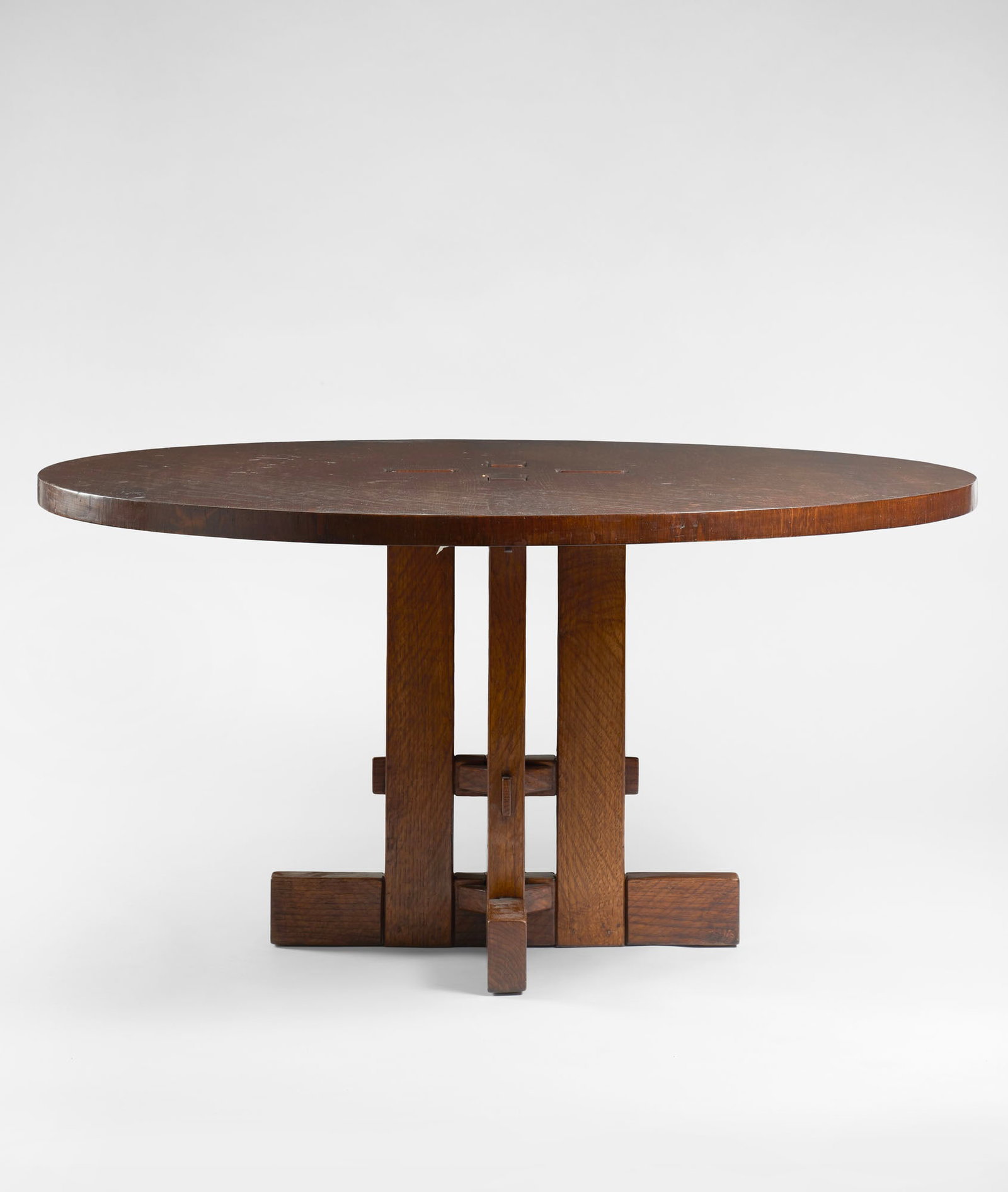 Giuseppe Rivadossi (Monteclana di Nave 1935) Round table with a lattice base. Execution by Officina: Giuseppe Rivadossi (Monteclana di Nave 1935) Round table with a lattice base. Execution by Officina Rivadossi, Ship (Bs), 1969ca. Solid Slavonian oak with a patina finish. (h 76 cm.; d 150 cm.) Proven