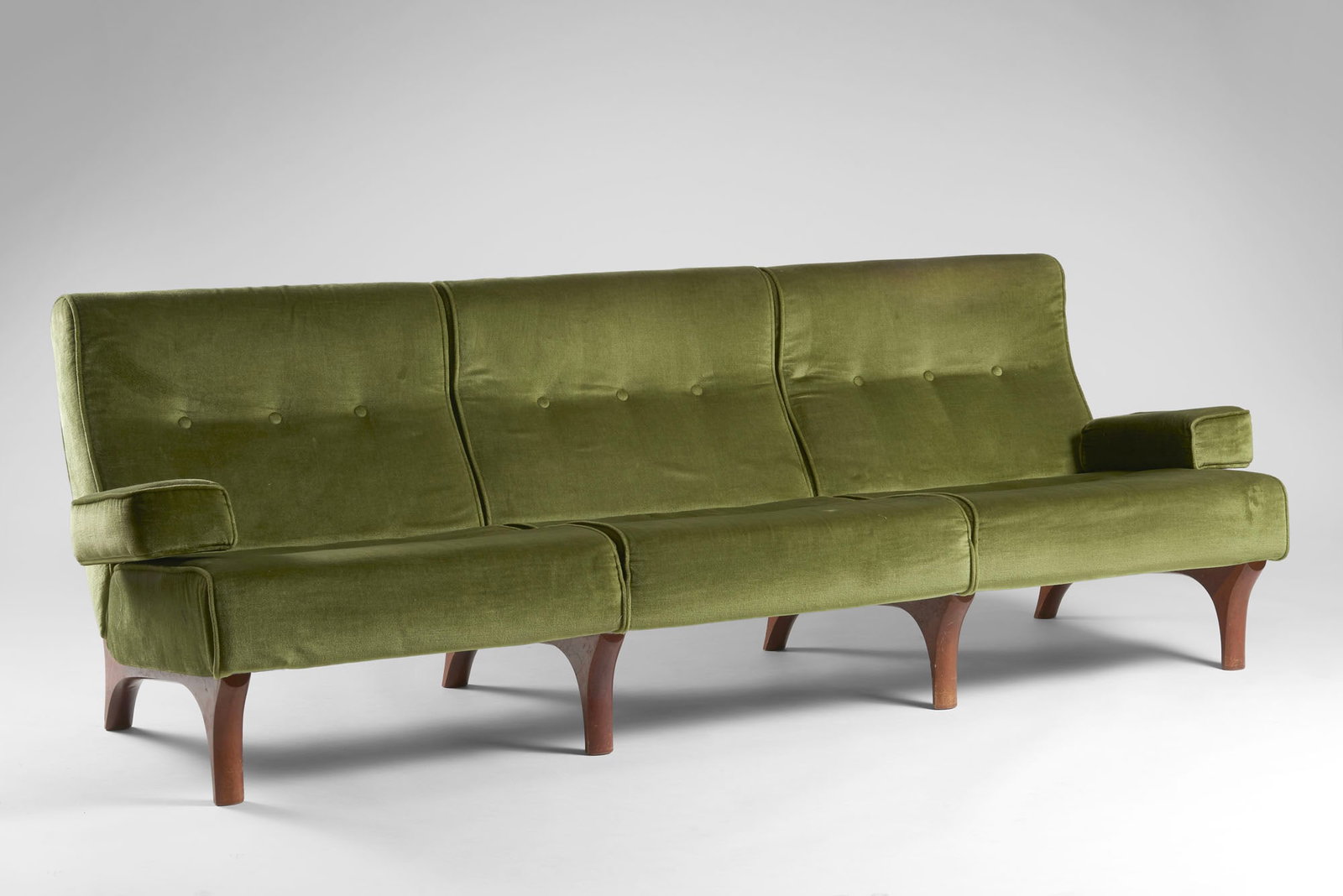 Eugenio Gerli (Milano 1923 - 2013) Three-seater sofa with a solid wood frame and green velvet (1 of 1)