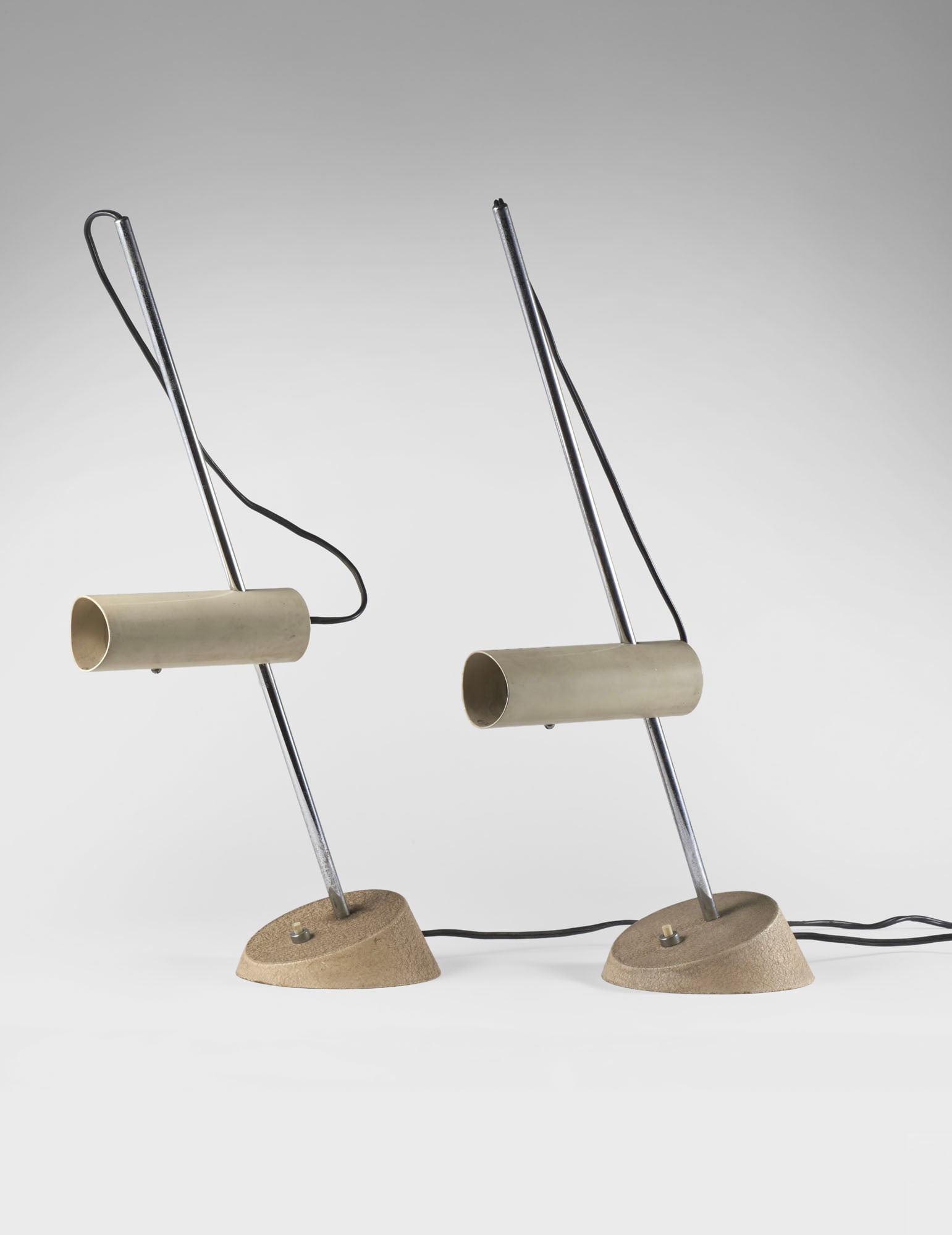 Gino Sarfatti (Venezia 1912 - Gravedona 1985) Pair of table lamps model "566". Produced by Arteluce,: Gino Sarfatti (Venezia 1912 - Gravedona 1985) Pair of table lamps model "566". Produced by Arteluce, Milan, 1956ca. Base made of cast iron with a white crackle-finish, chrome-plated stem, and a white-