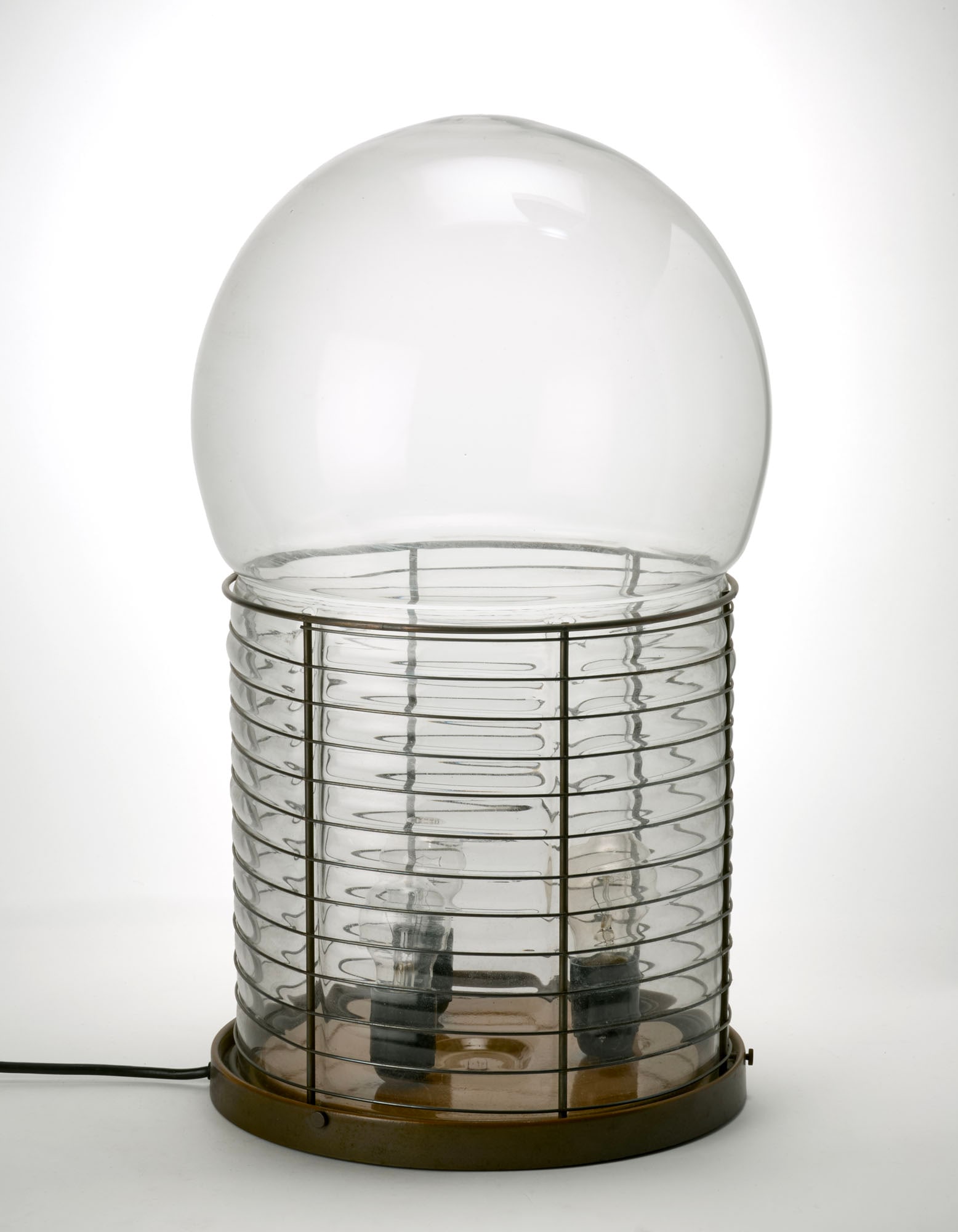 Gae Aulenti (Palazzolo Dello Stella 1927 - Milano 2012) Table lamp model "Alcinoo". Produced by: Gae Aulenti (Palazzolo Dello Stella 1927 - Milano 2012) Table lamp model "Alcinoo". Produced by Artemide, Milan, 1975. Hand-blown glass shaped inside a metal cage. (h 60 cm.) IT Lampada da tavolo mode