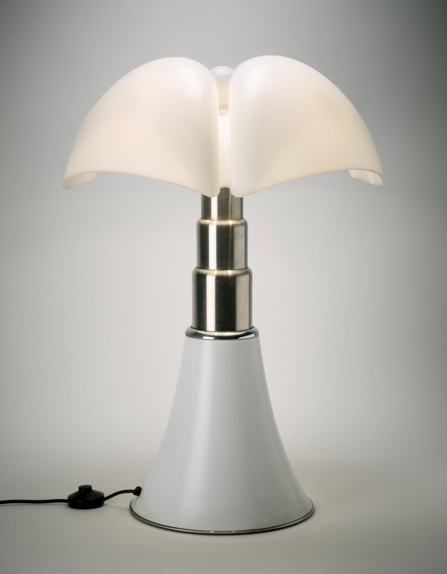 Gae Aulenti (Palazzolo Dello Stella 1927 - Milano 2012) Table lamp model "Pipistrello". Produced by (1 of 1)