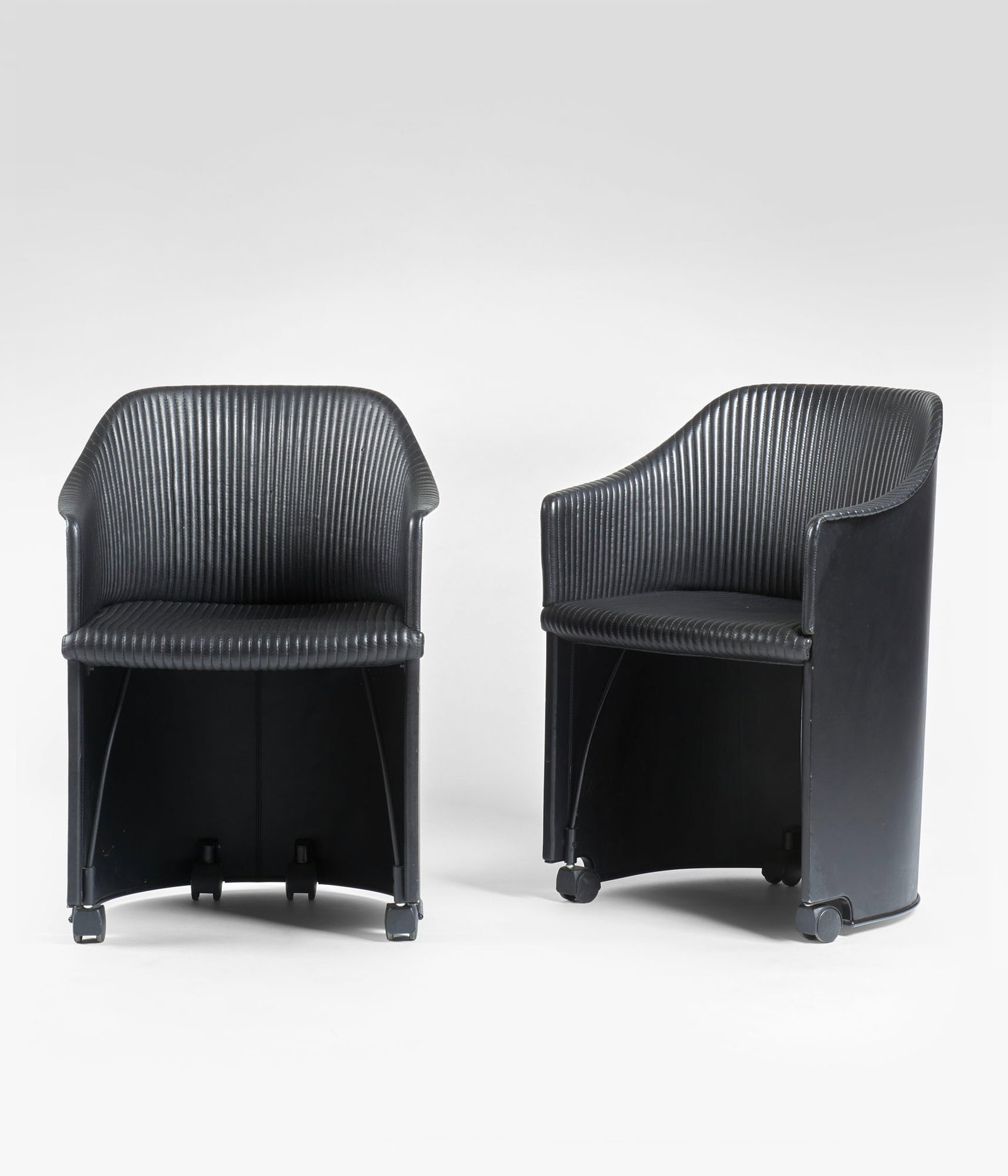 Afra Scarpa (1937-2011) e Tobia Scarpa (1935) Pair of small black leather armchairs model "Artona". (1 of 1)