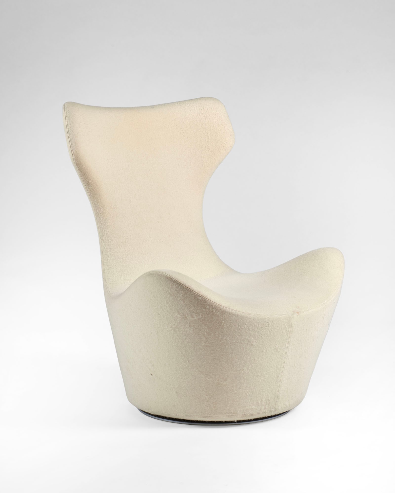 Naoto Fukasawa (Kofu 1965) Armchair model "Grande Papilio". Produced by B&B, Italy, 2009. White felt (1 of 1)
