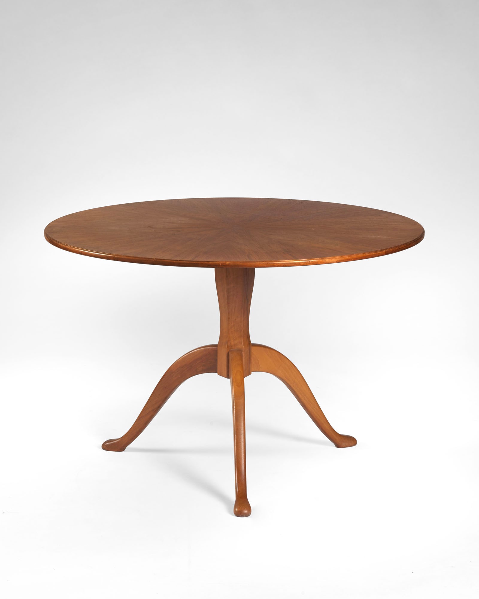 Carl Malmsten (Stoccolma 1888 - Öland 1972) * Table. 1950s. Solid wood and veneer. Branded under: Carl Malmsten (Stoccolma 1888 - Öland 1972) * Table. 1950s. Solid wood and veneer. Branded under the top. (h 66 cm.; d 100 cm.) (slight defects) IT * Tavolo. Anni '50. Legno massello e impiallaciato.