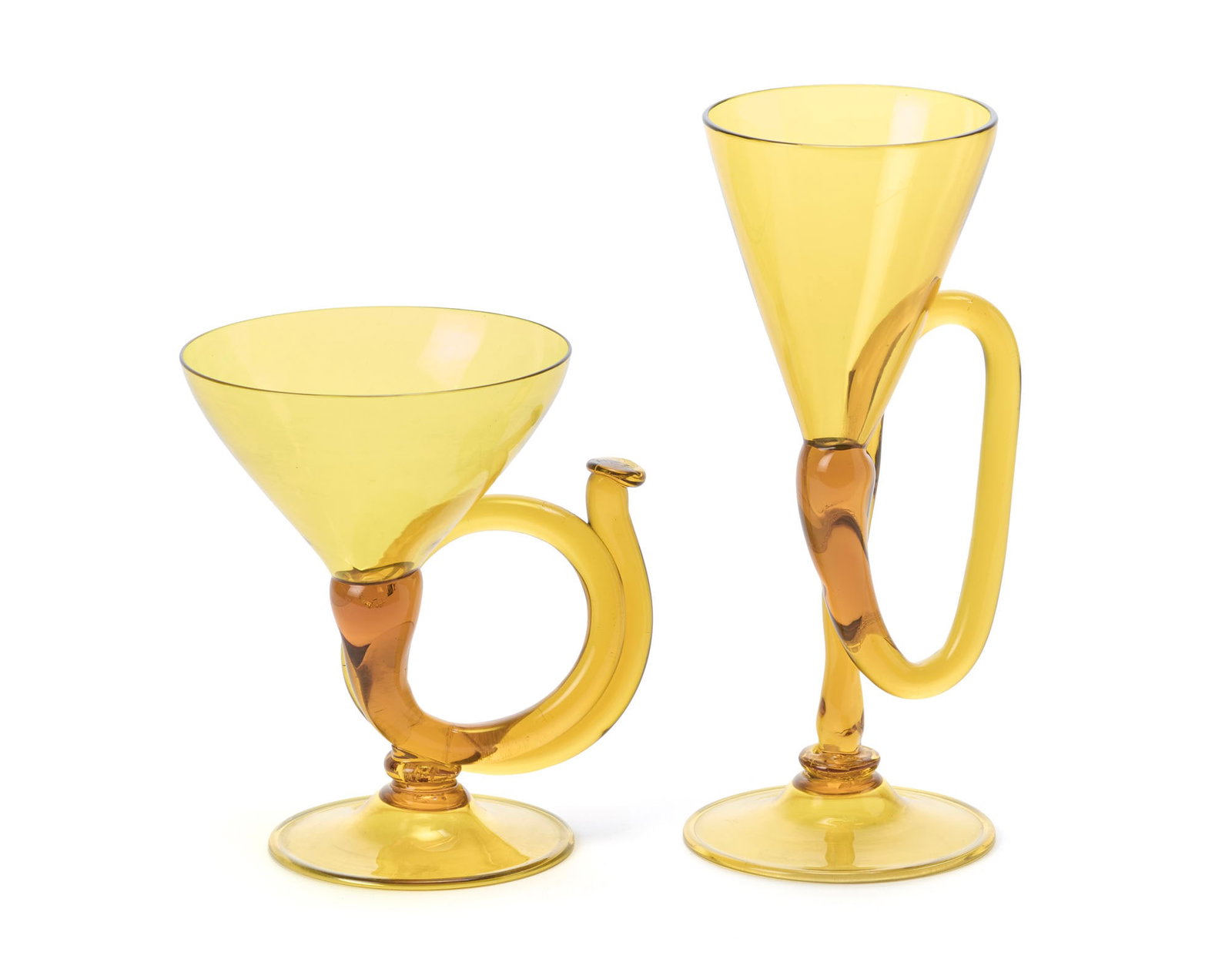 Piero Fornasetti (Milano 1913 - 1988) Two horn-shaped vases with disc-shaped feet . Manufacture of (1 of 1)