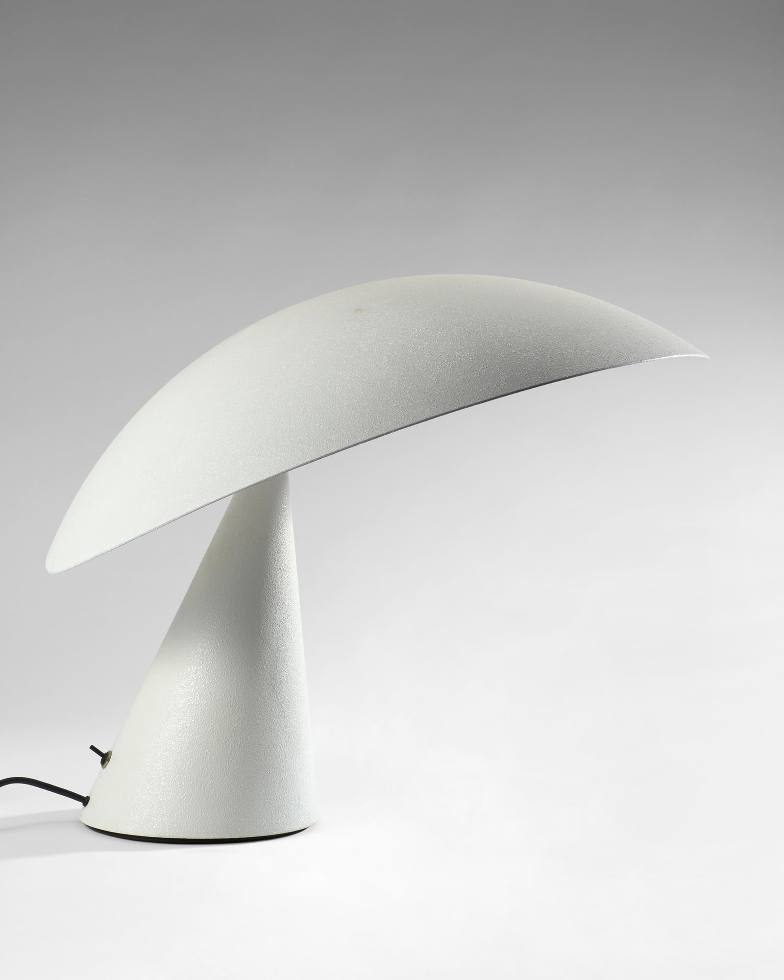 Masayuki Kurokawa (Nagoya 1937) Table lamp model "Lavinia". Produced by Artemide, Milan, 1988. White: Masayuki Kurokawa (Nagoya 1937) Table lamp model "Lavinia". Produced by Artemide, Milan, 1988. White painted metal. (58x45 cm.) (slight defects) IT Lampada da tavolo modello "Lavinia". Produzione Arte