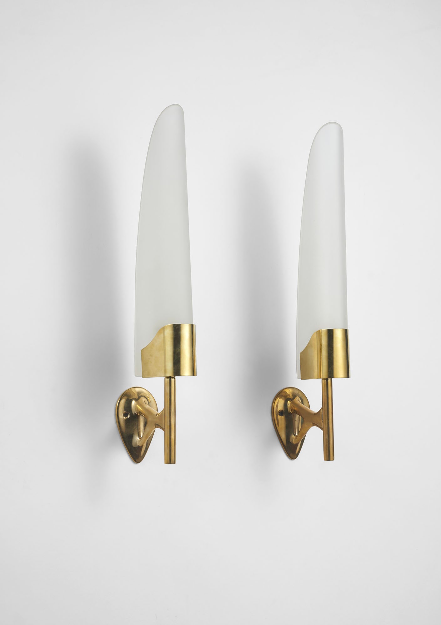 Max Ingrand (Bressuire 1908 - Parigi 1969) Pair of applique model "2080". Execution by Fontana Arte,: Max Ingrand (Bressuire 1908 - Parigi 1969) Pair of applique model "2080". Execution by Fontana Arte, Milan, 1950s. Brass and etched glass. (h 40 cm.) (minor repairs) Literature Fontana Arte. Illuminaz