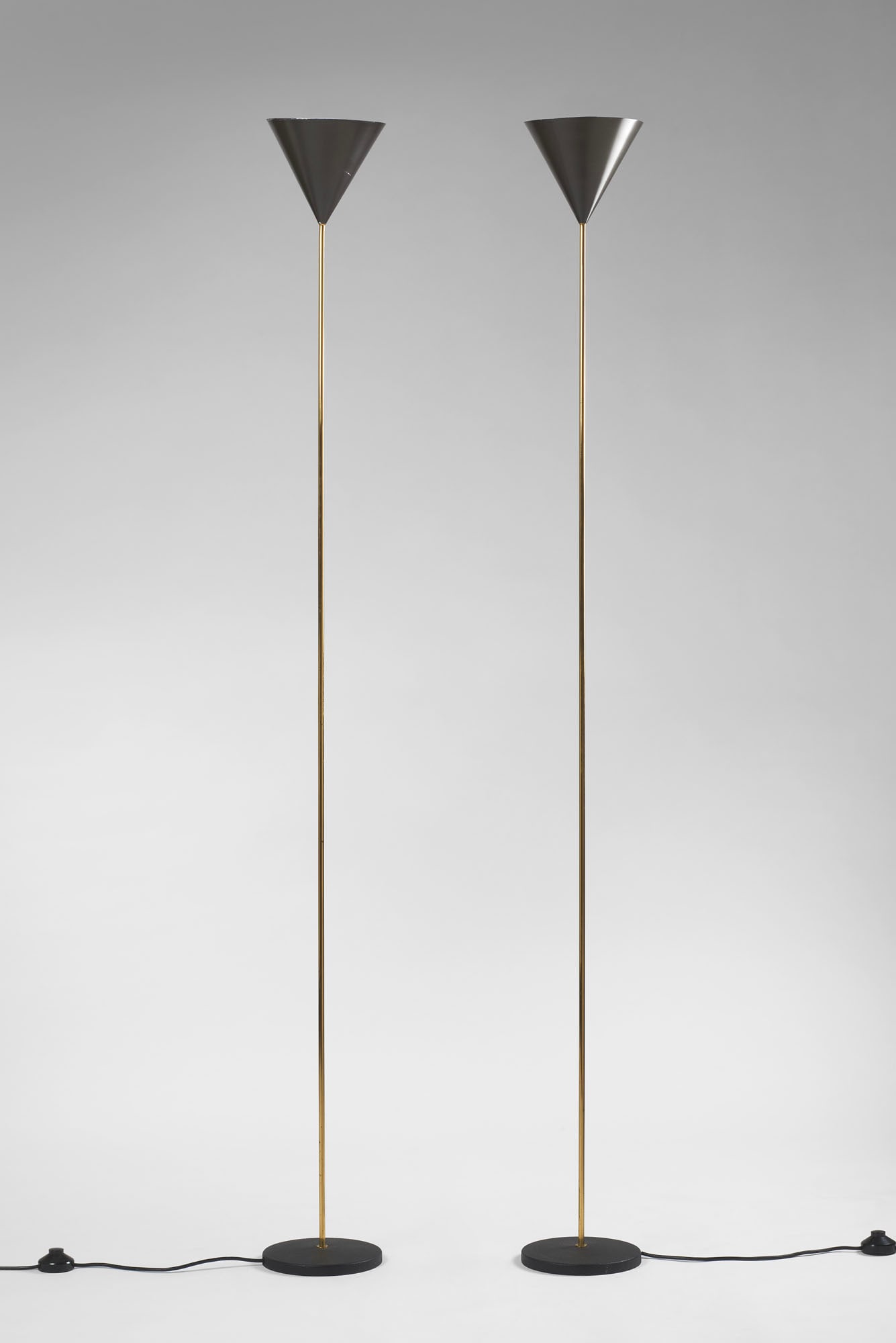 Luigi Caccia Dominioni (Milano 1913 - 2016) Pair of floor lamps model "LTE5 imbuto". Produced by: Luigi Caccia Dominioni (Milano 1913 - 2016) Pair of floor lamps model "LTE5 imbuto". Produced by Azucena, Milan, disegno del 1953, esemplari degli anni 70/80. Cast iron base, polished brass stem, blac