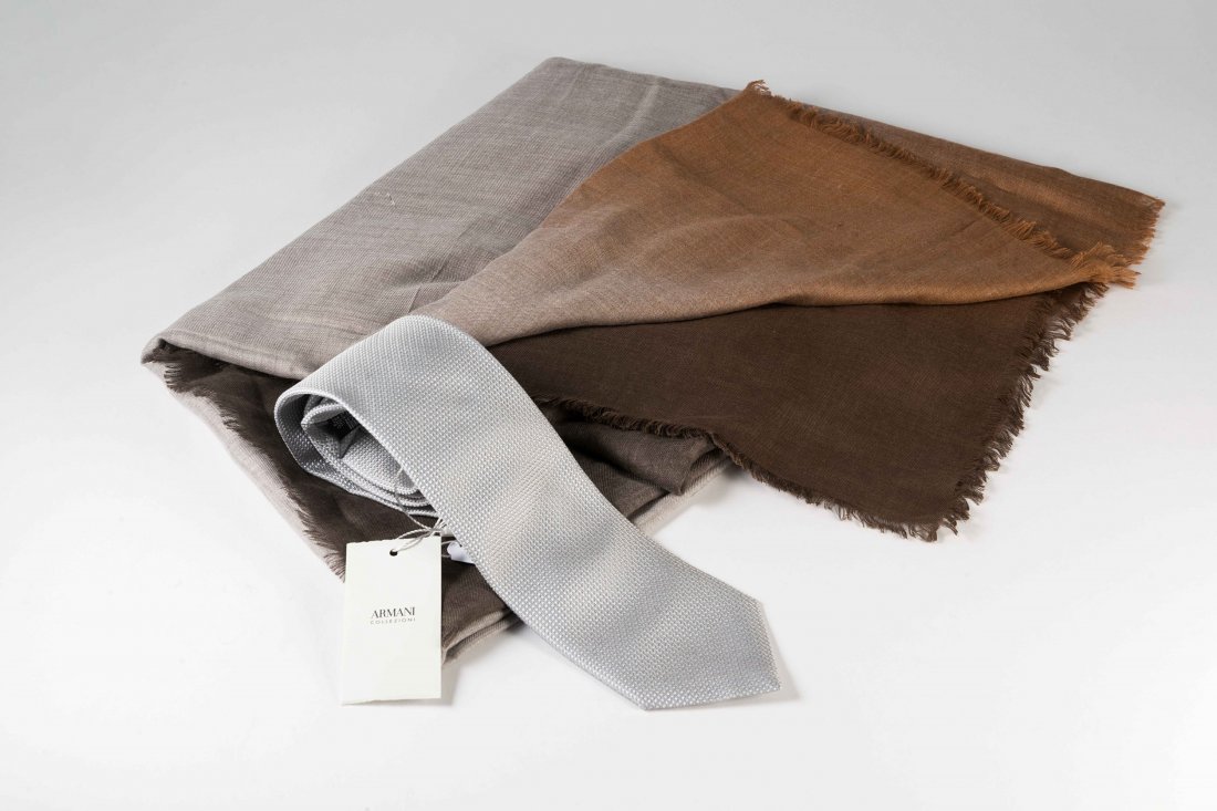 Armani: lot comprising a silk/linen grandfoulard and a (1 of 1)