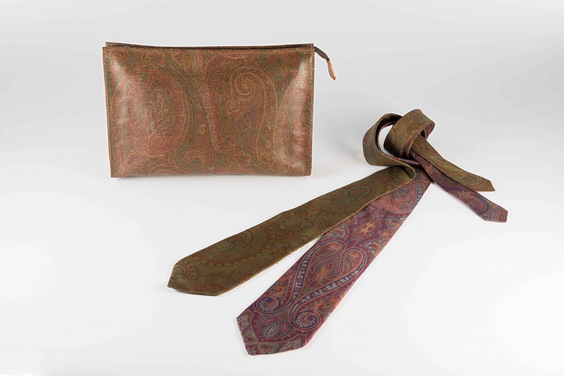Etro: lot comprising a cashmere beautycase and two: Etro: lot comprising a cashmere beautycase and two ties, conserved in original boxes (minor defects)