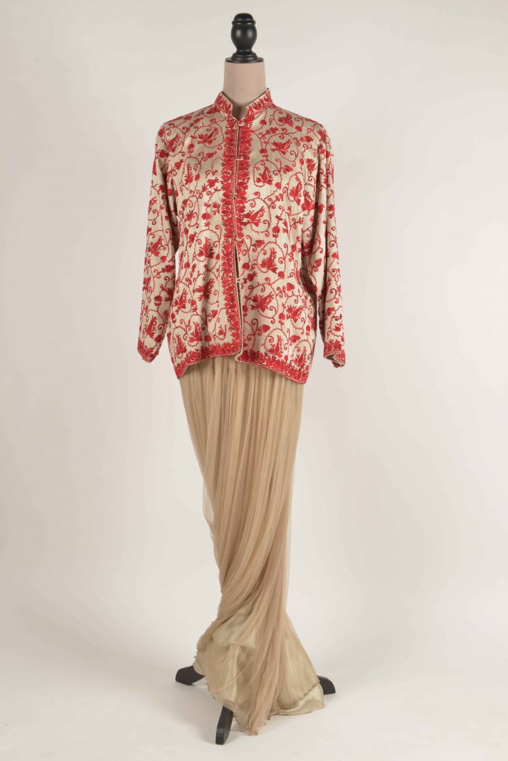 Lot comprising an oriental-style silk jacket and a silk: Lot comprising an oriental-style silk jacket and a silk skirt signed Etro (size 44) (defects)