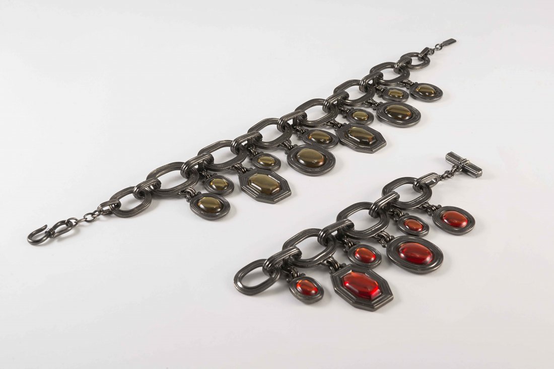 Yves Saint Laurent : lot comprising a necklace and a: Yves Saint Laurent : lot comprising a necklace and a chain bracelet (length 43 and 21cm)
