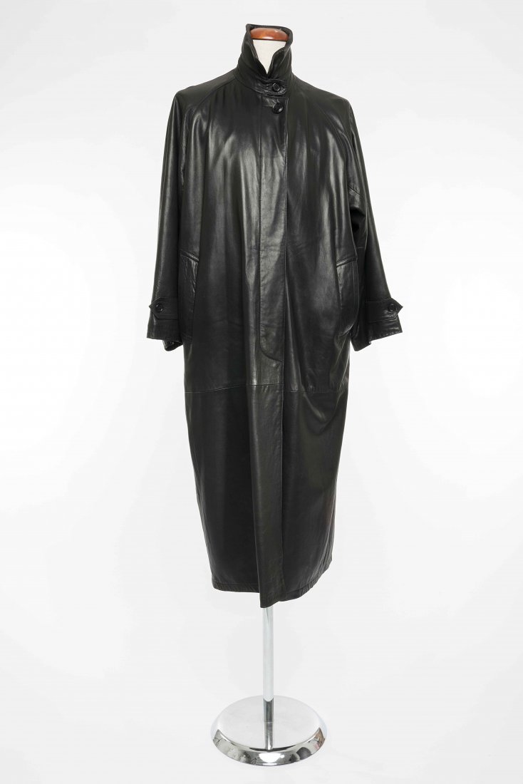 Maxfield Parrish: black leather coat with double rear: Maxfield Parrish: black leather coat with double rear slit (size M) (slight defects)