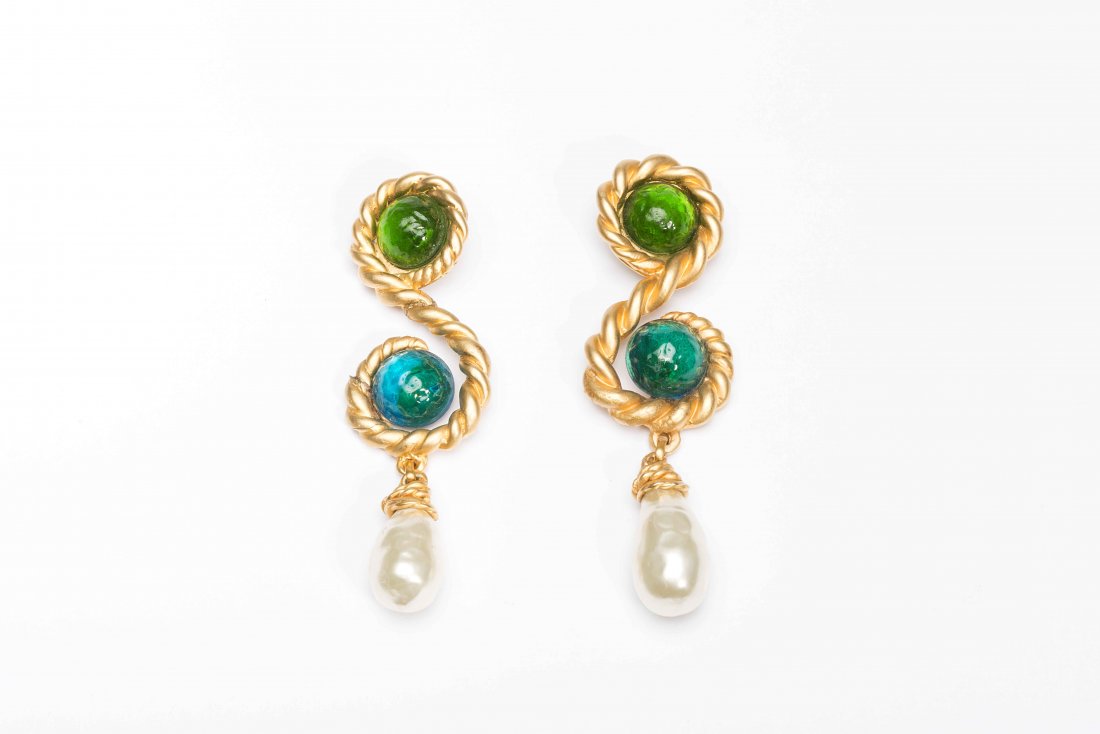 Chanel: pendant earrings in golden metal and pearls (1 of 1)