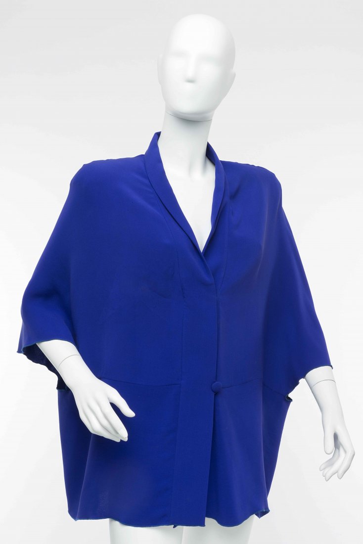 Giorgio Armani: violet cape in oriental style (size 44): Giorgio Armani: violet cape in oriental style (size 44)