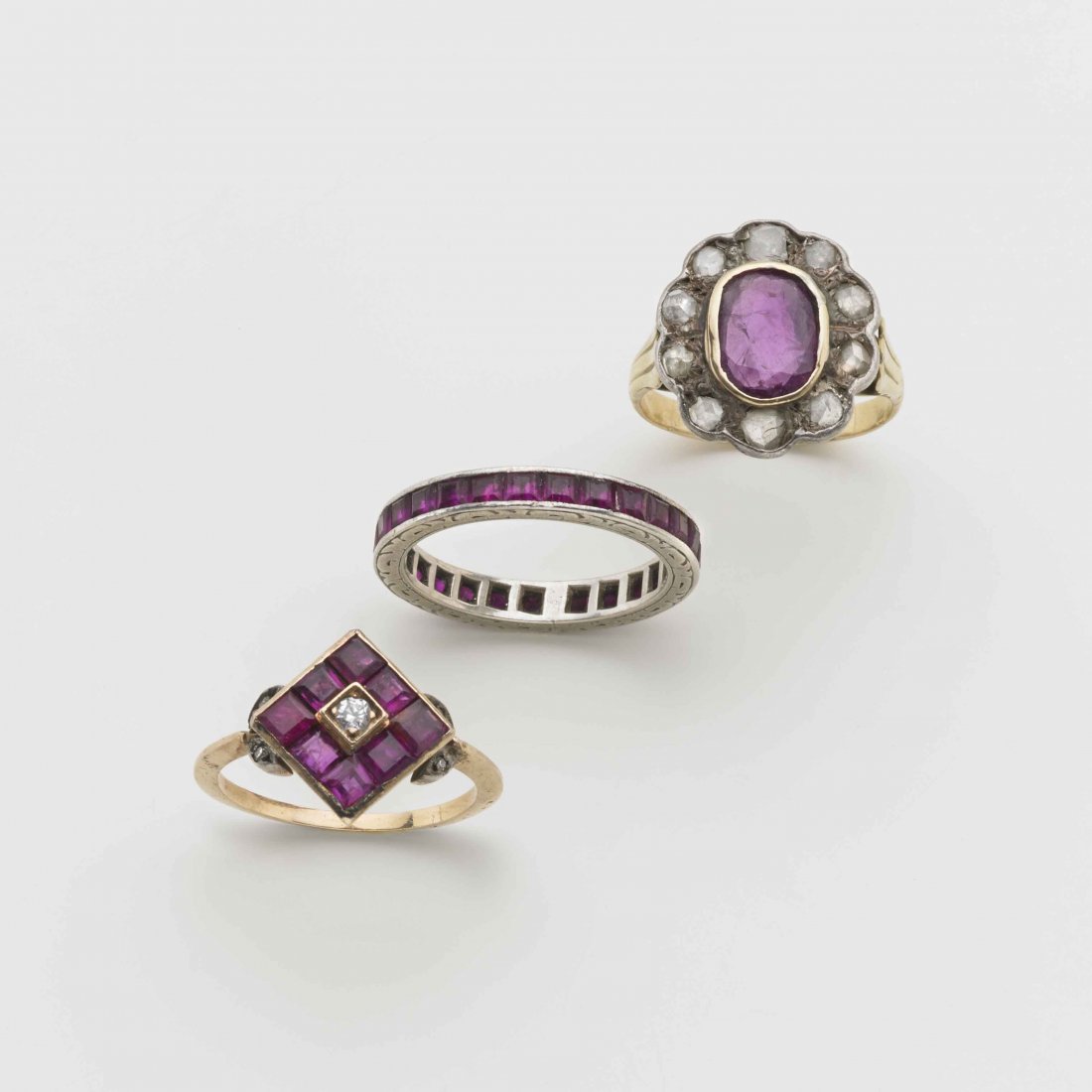 Lotto composto da tre anelli in oro giallo, bianco e (1 of 1)