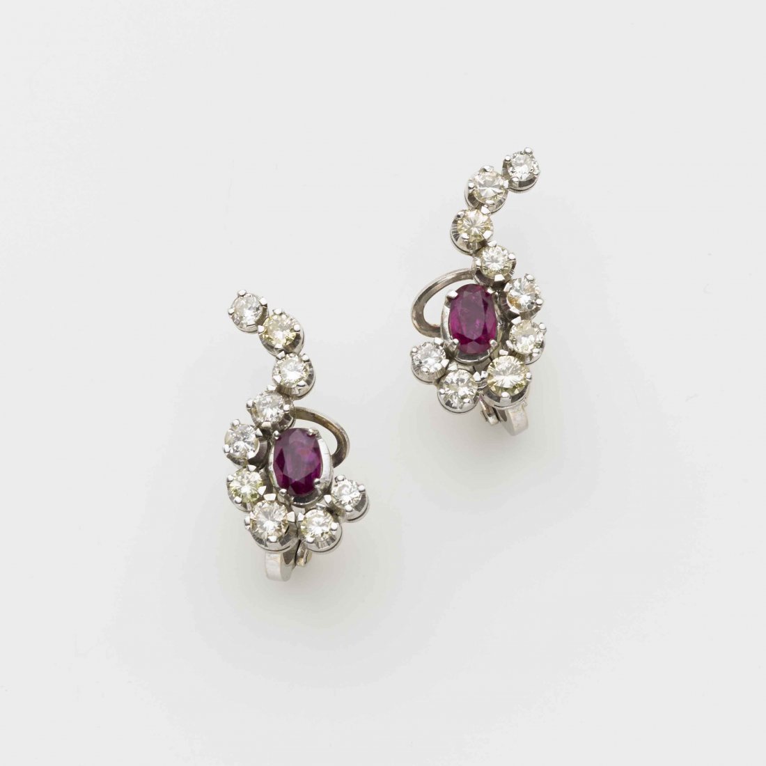 Orecchini a lobo con clips, in oro bianco, diamanti (1 of 1)