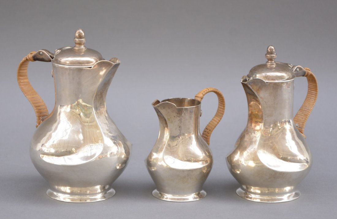 Servizio "egoista" in argento composto da una teiera, (1 of 1)