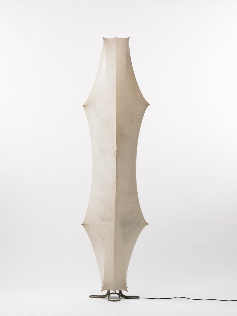 Tobia Scarpa (1935) - Lampada da terra "Fantasma".: Tobia Scarpa (1935) - Lampada da terra "Fantasma". Flos, Milano 1961. Acciaio e cocoon (lievi difetti) Bibliografia :G. Gramigna, Repertorio del design italiano 1950-2000, Allemandi, Torino 2003, p. 9