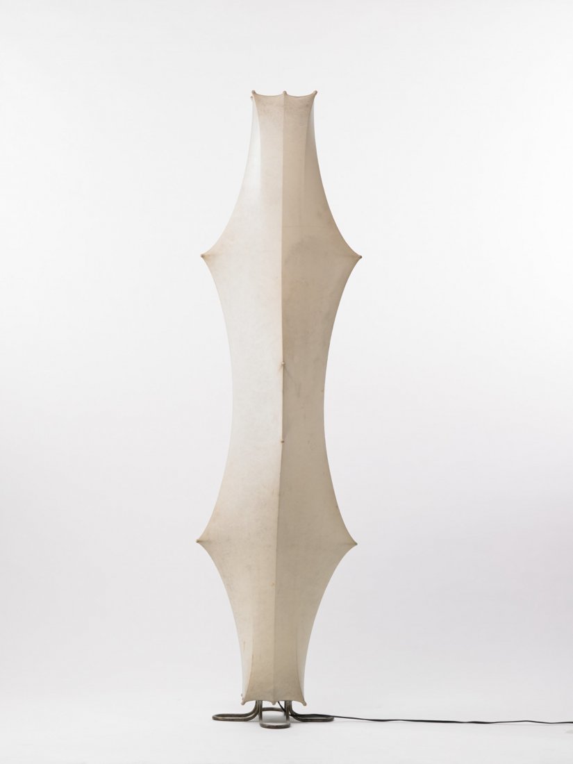 Tobia Scarpa (1935) - Lampada da terra "Fantasma".: Tobia Scarpa (1935) - Lampada da terra "Fantasma". Flos, Milano 1961. Acciaio e cocoon (lievi difetti) Bibliografia :G. Gramigna, Repertorio del design italiano 1950-2000, Allemandi, Torino 2003, p. 9