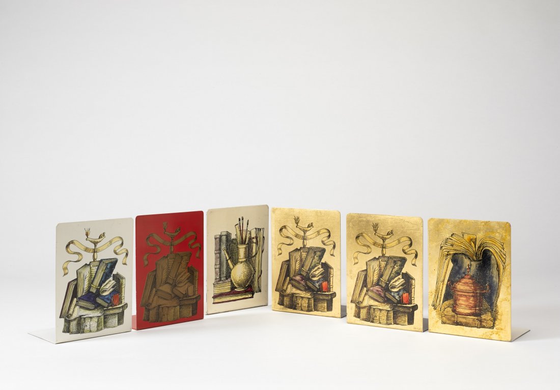 Lotto di sei reggilibri in metallo  con diversi decori. (1 of 1)