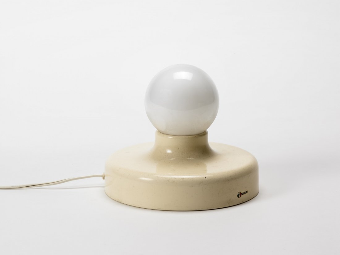 Gino Sarfatti (1912 - 1985) - Lampada da tavolo o da: Gino Sarfatti (1912 - 1985) - Lampada da tavolo o da parete modello "608". Produzione Arteluce, Milano 1971. Alluminio laccato bianco (d cm 19,5)