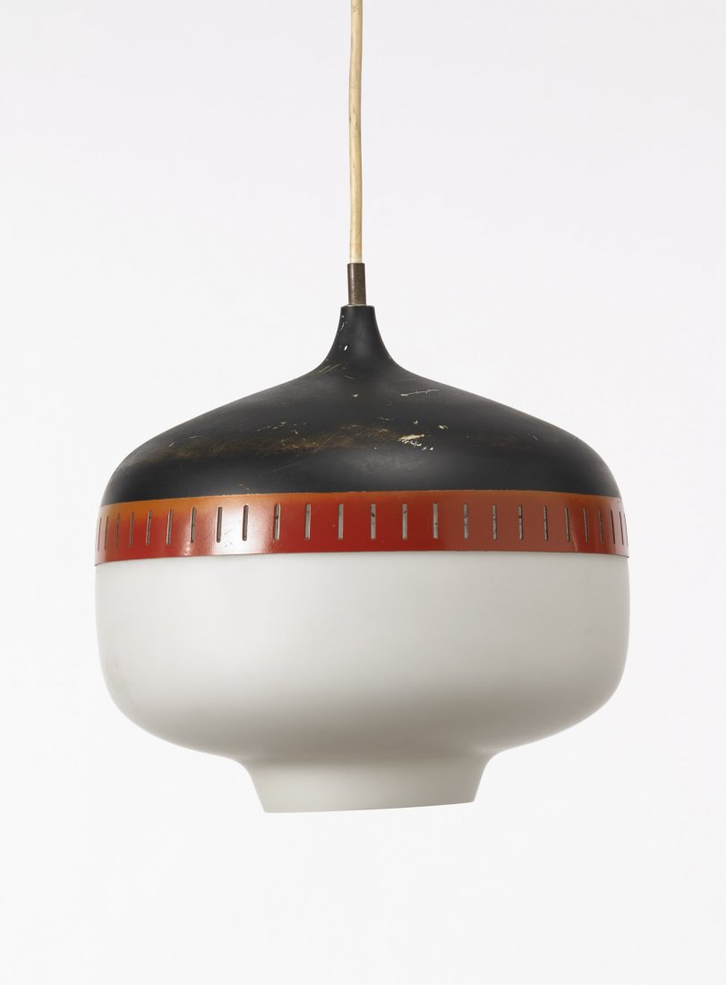 Stilnovo. Lampada a sospensione in alluminio laccato: Stilnovo. Lampada a sospensione in alluminio laccato nero e rosso, ottone, diffusore in vetro incamiciato lattimo satinato sulla superficie esterna. Milano, anni 60. (lievi difetti) (d cm 30)